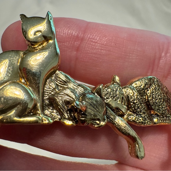 Vintage Boston MFA Gold tone cat brooch. EUC, 2” long, 1.5” high - Picture 2 of 6